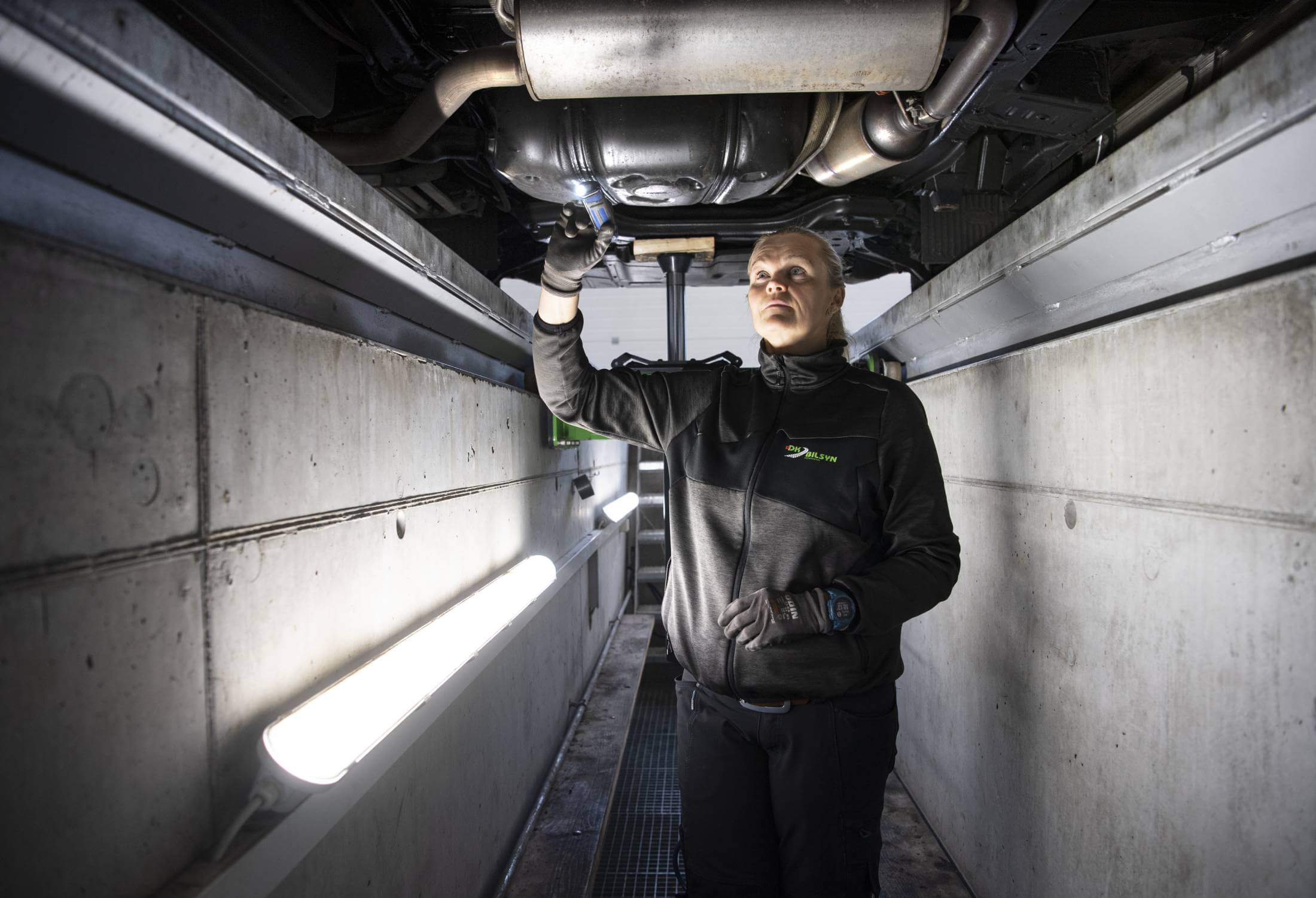 Gennemgang af undervogn hos DK Bilsyn